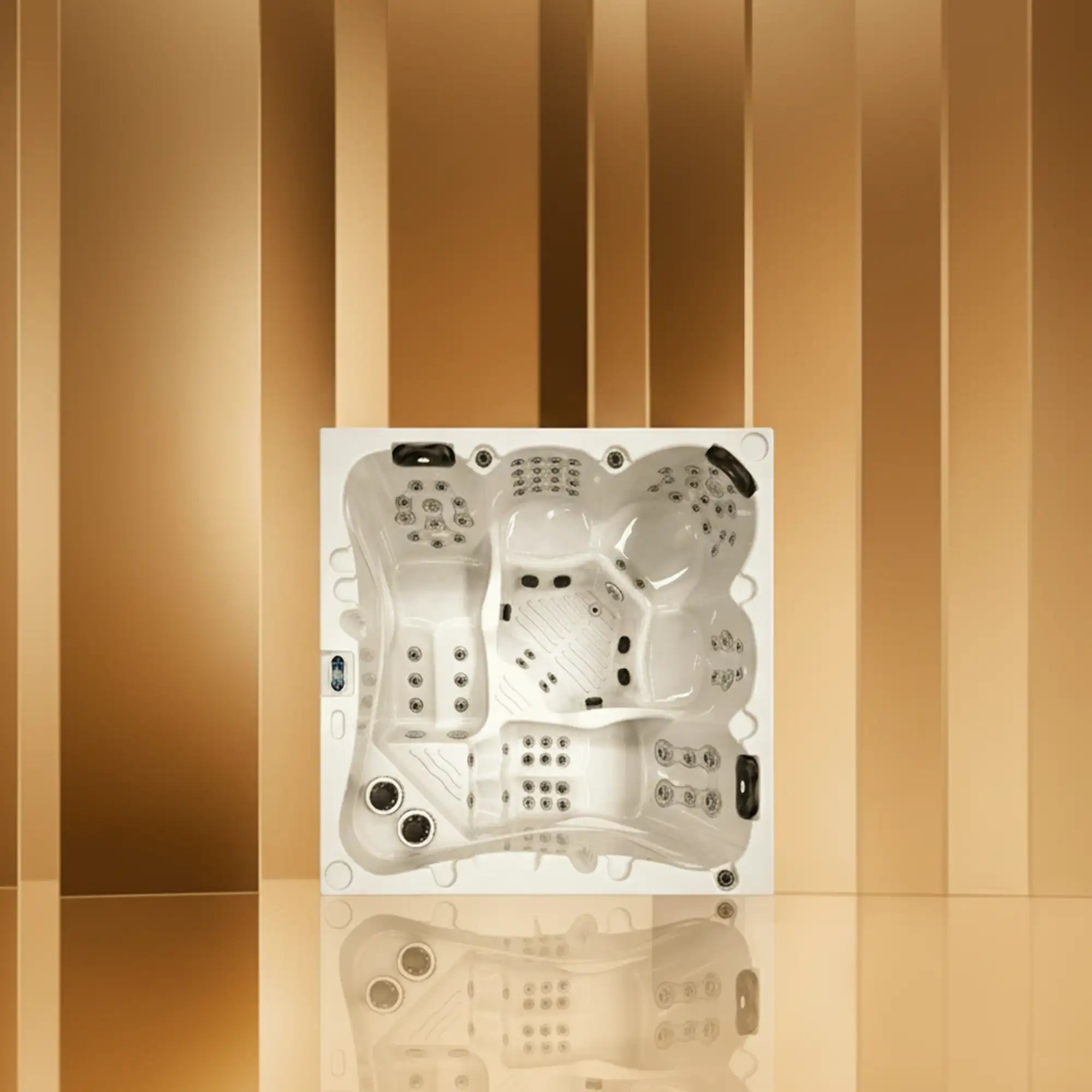 Baignoire à remous blanche avec plusieurs zones d'assise et des buses de jets noires.