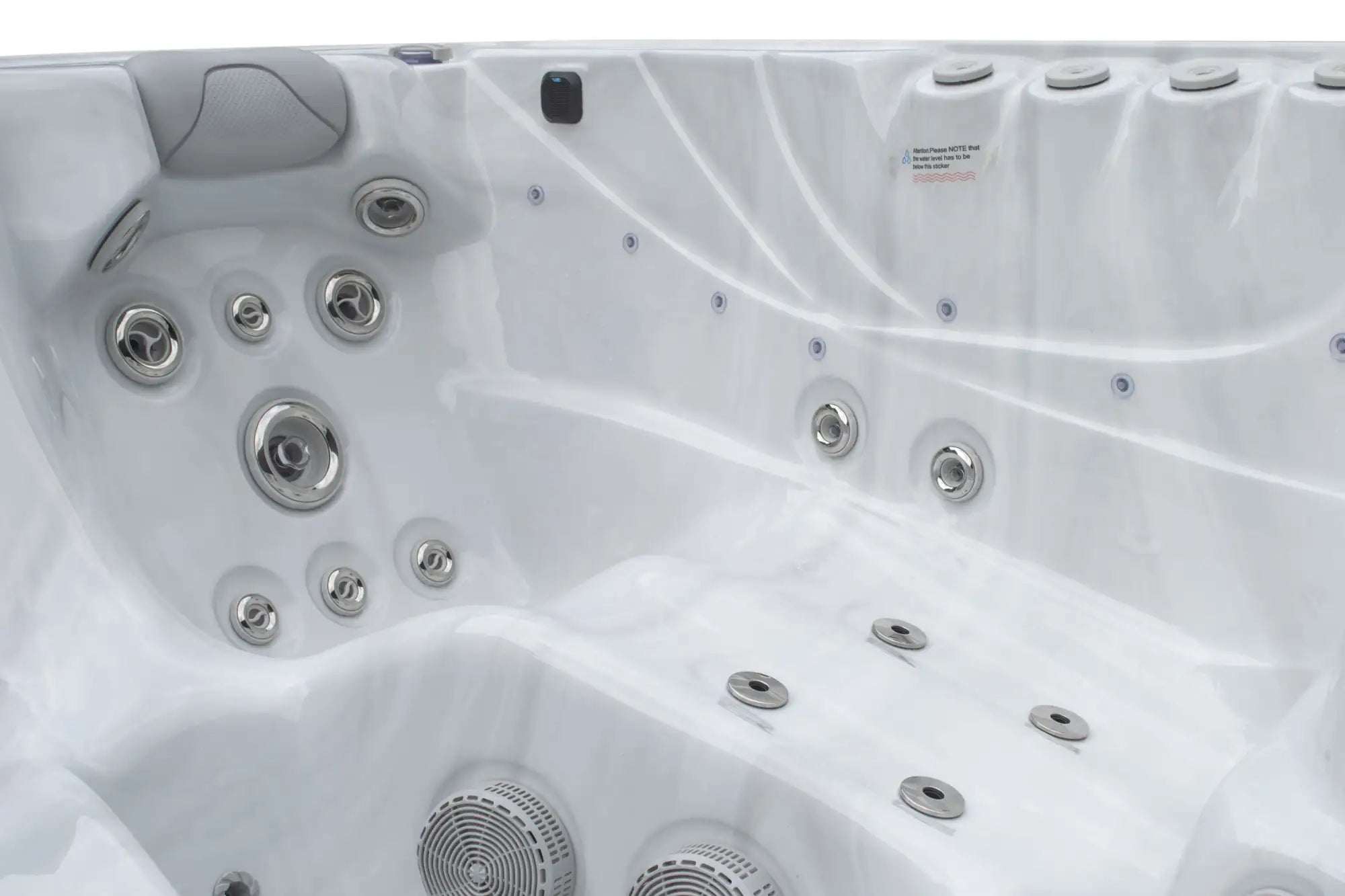 Bain à remous blanc avec jets chromés et sièges moulés gris.