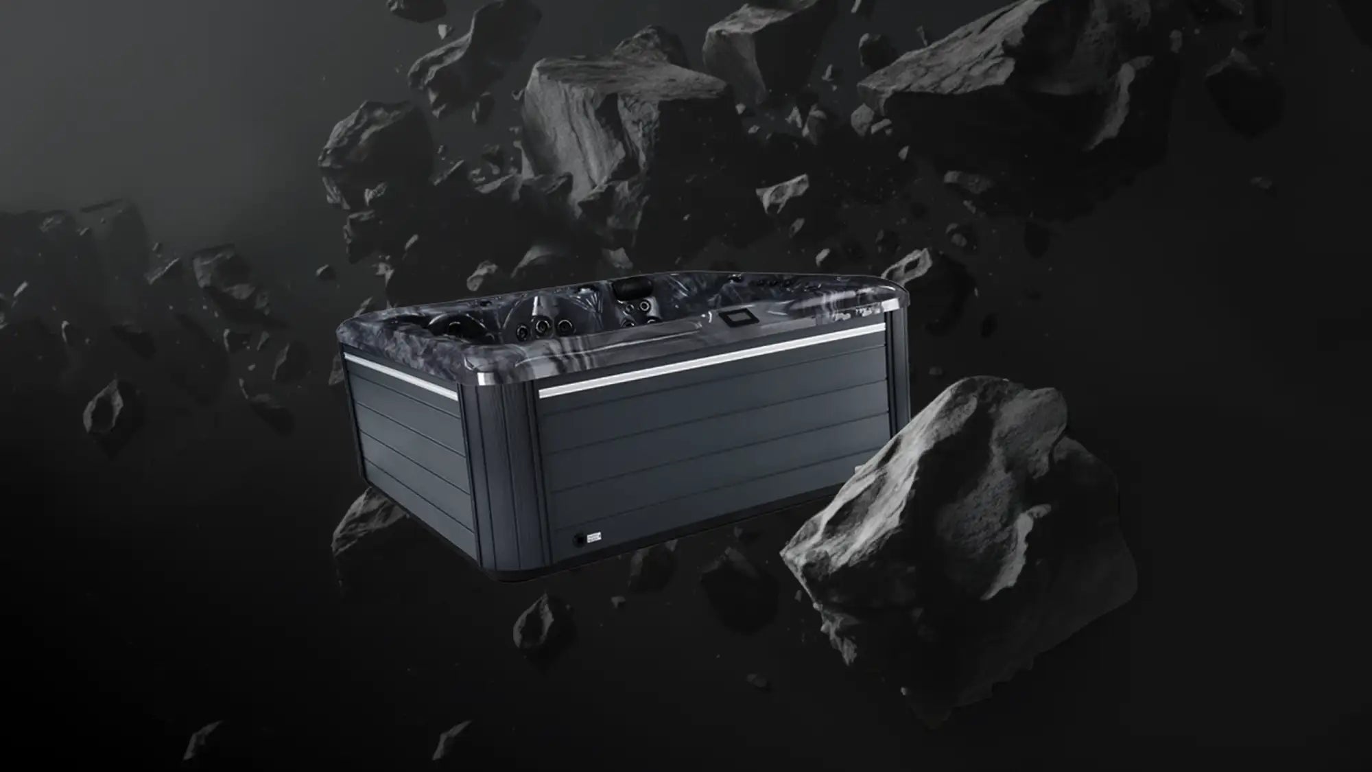 Bain à remous moderne noir avec panneaux horizontaux élégants et une bande d'accent argentée le long du bord supérieur.