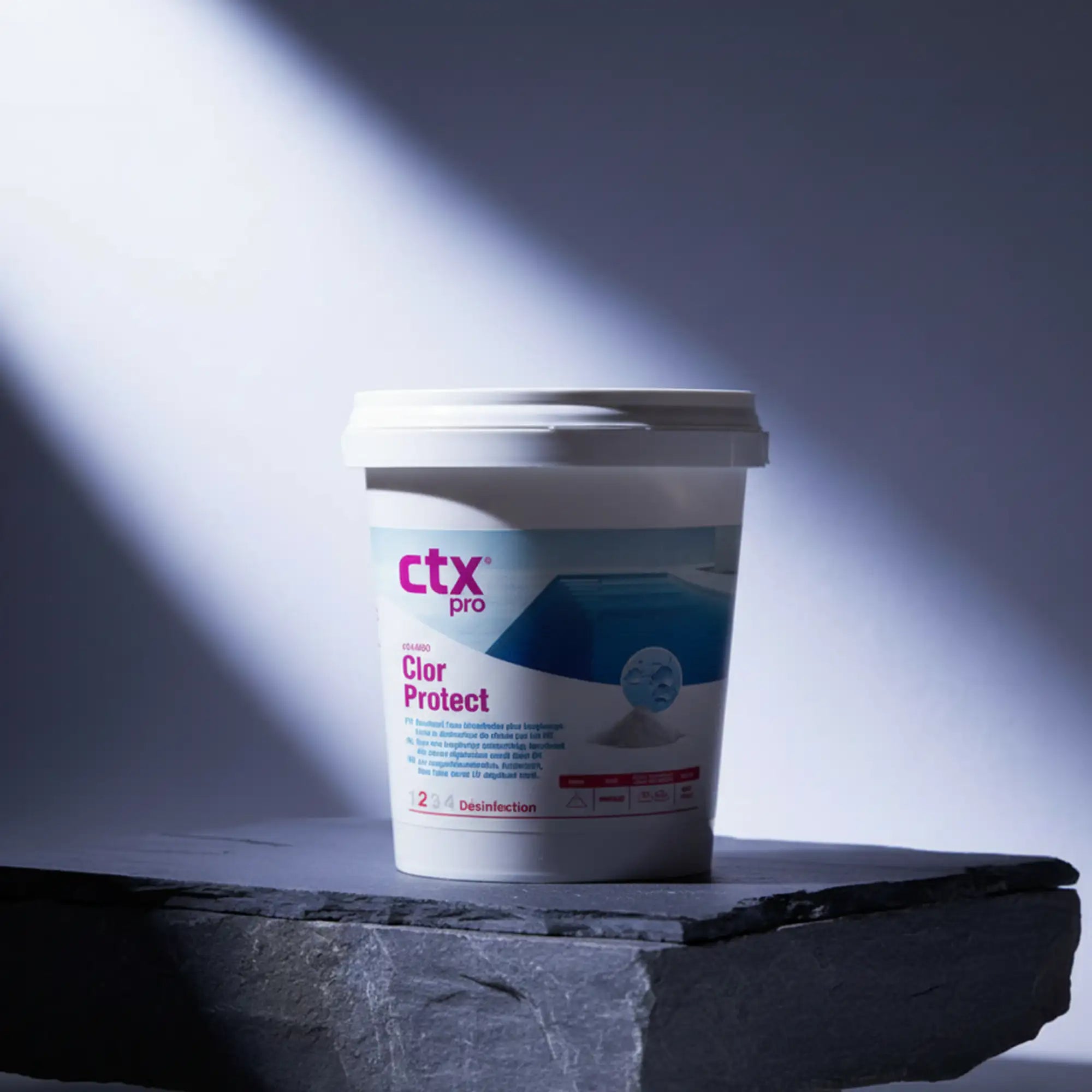 Contenant en plastique blanc de CTX Pro Clor Protect, désinfectant pour piscine, avec une étiquette bleu et rose présentant une illustration d'une piscine.