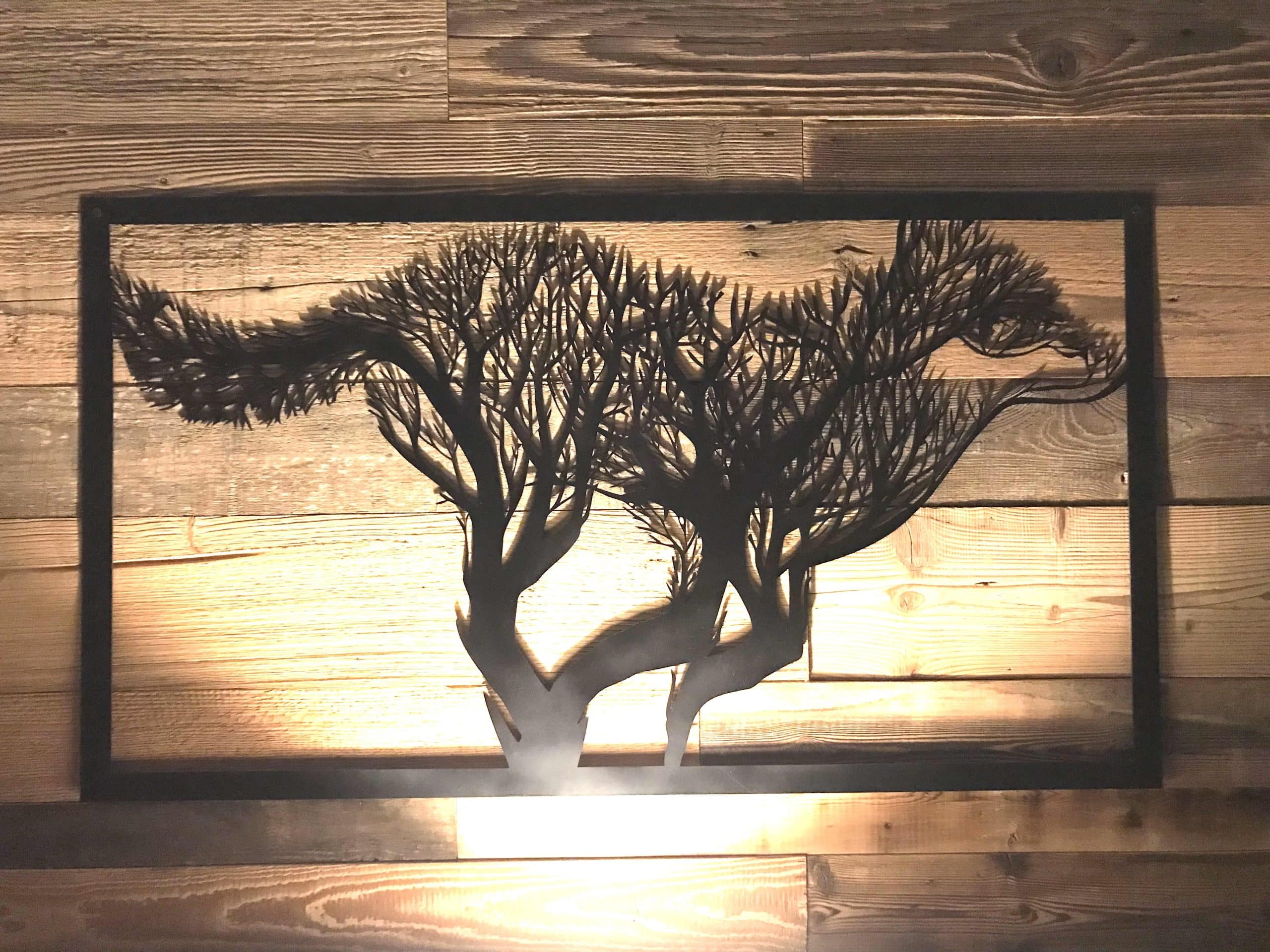 Loup arbre de vie en métal noir