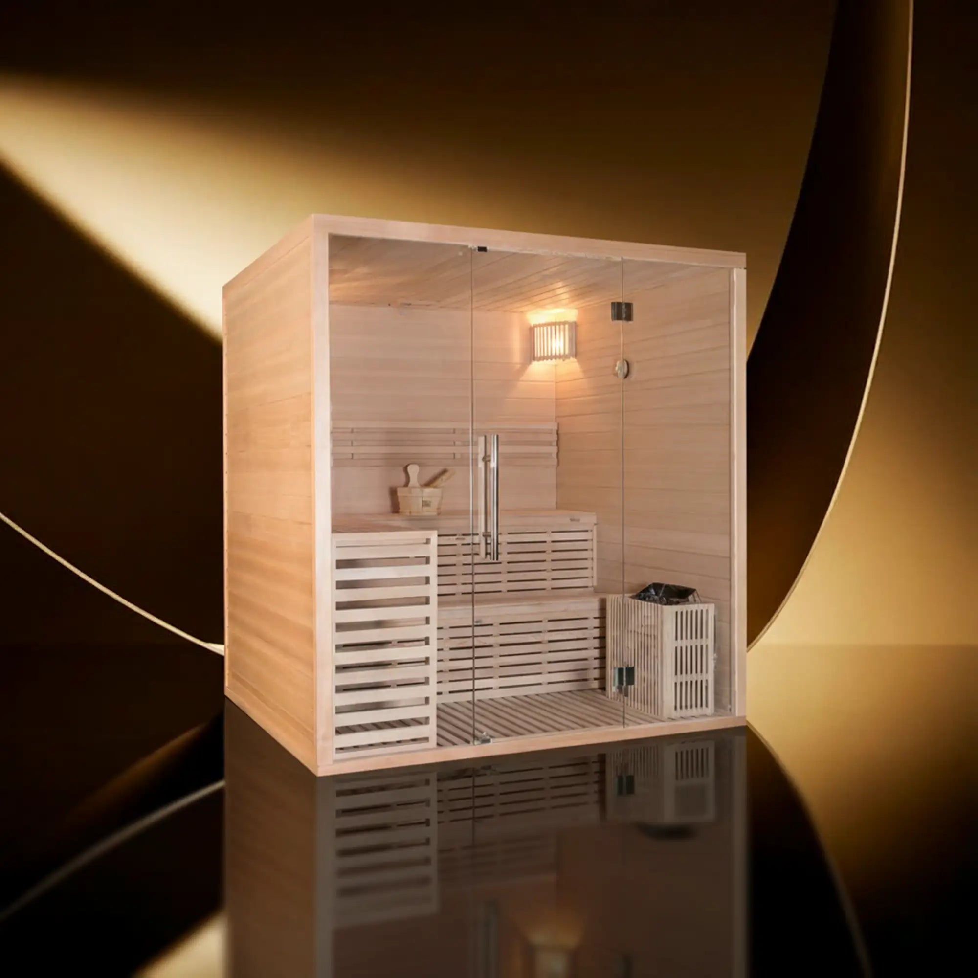 Sauna en bois clair avec portes en verre et bancs intégrés
