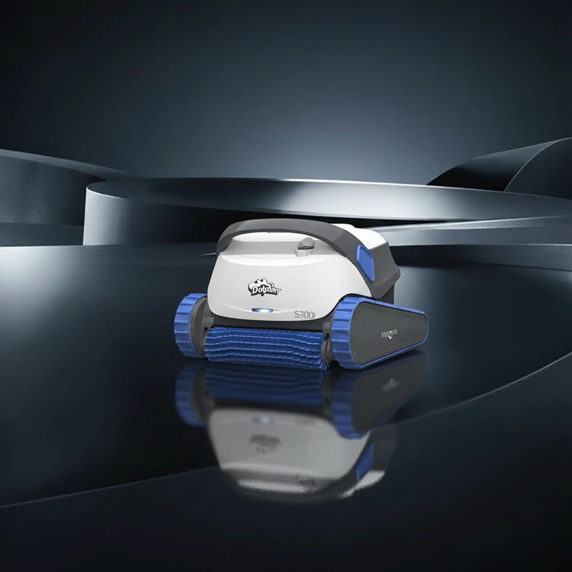 Nettoyeur de piscine robotisé blanc et bleu avec des accents gris, doté d'un design élégant et de roues semblables à des chenilles.